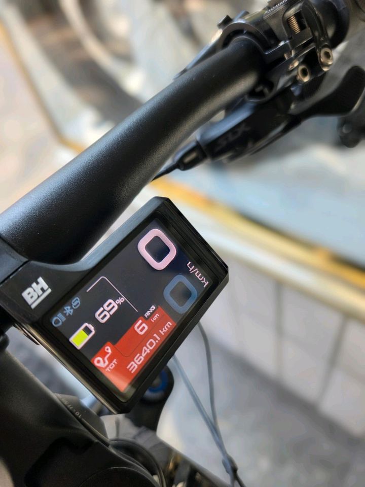 BH ATOMX Carbon