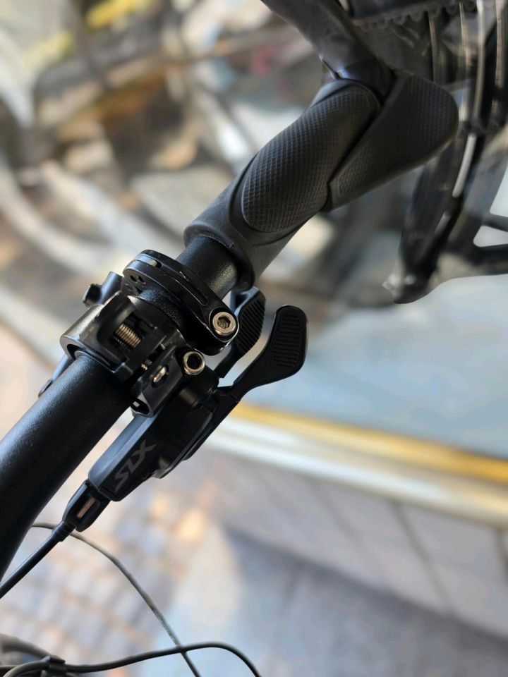 BH ATOMX Carbon