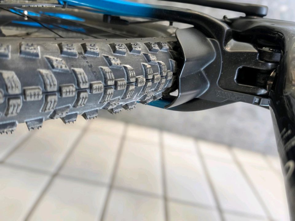BH ATOMX Carbon