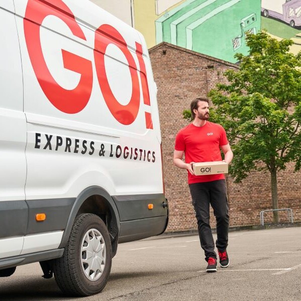 GO! Kurier am Lieferfahrzeug